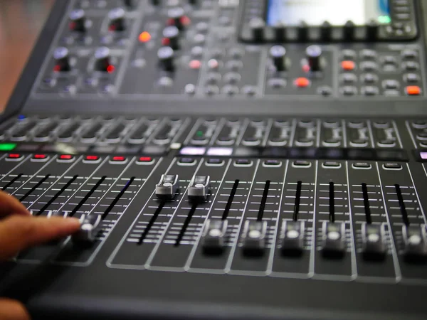 Yumuşak odak ayarlama profesyonel dijital ses karıştırıcı denetleyicisi kontrol odasında el, Karıştırıcı denetimi canlı müzik ve stüdyo donanımları, profesyonel müzik ekipman konsepti için kalite ses sistemi için ses