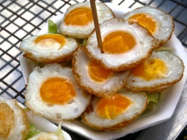 Lezzetli kızarmış bıldırcın yumurtası