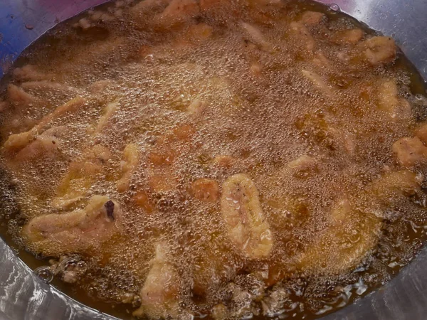 Tayland kızarmış muz, altın kahverengi Deep-fried muz Tay Snack dilimlenmiş. Lezzetli Tay street gıda.