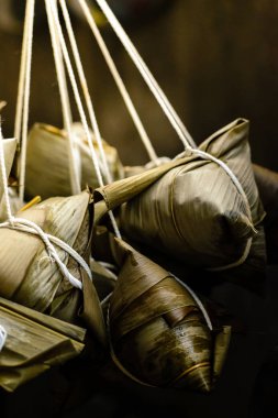 Zongzi, ya da Taylandlı adıyla Bajang, muz yapraklarına sarılmış, piramit şeklinde yapışkan bir pirinç köftesi..