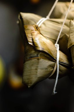 Zongzi, ya da Taylandlı adıyla Bajang, muz yapraklarına sarılmış, piramit şeklinde yapışkan bir pirinç köftesi..