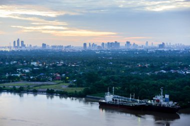 Metin arka plan yapmak için resim gün ışığı çeşitli Bina toplulukları, nehir bahçeleri ve kargo gemileri ile parlar sabah şehir atmosferi.