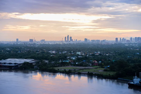 Metin arka plan yapmak için resim güneş topluluklar, binalar, bahçeler ve nehirler boyunca parlar sabah şehir atmosferi