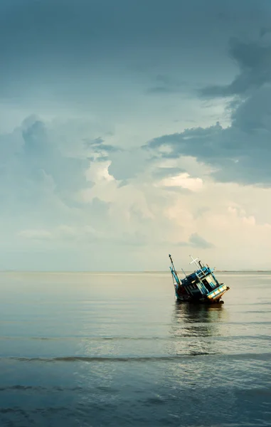 Terk edilmiş gemi sığ su tarafında yüzdü. Dalgalar sabahları sakindi. Okyanus dalgalarıyla savaşmak için çok eski. Ama hala denizde birçok deneyimleri vardır. Kopyalama alanı için bir arka plana sahiptir.