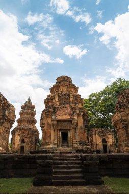 Tayland 'daki Khmer Kalesi. Büyük kahverengi-turuncu taşlardan yapılmış. Birlikte düzenlenmiş ve güzel bir mimariye oyulmuş. (Prasat Sikhoraphum, Surin, Tayland)