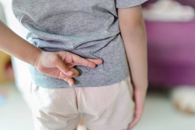 Kız yalan söylediğini gösteren bir işaret yapıyor..