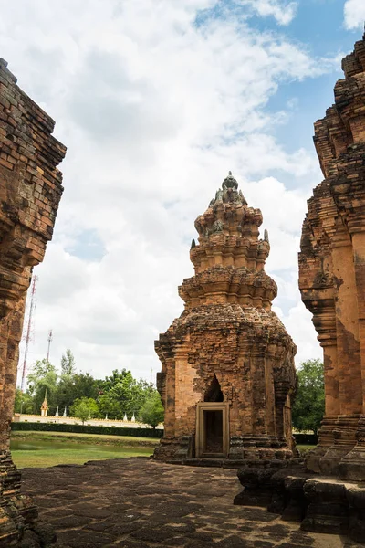 Tayland 'daki Khmer Kalesi. Büyük kahverengi-turuncu taşlardan yapılmış. Birlikte düzenlenmiş ve güzel bir mimariye oyulmuş. (Prasat Sikhoraphum, Surin, Tayland)