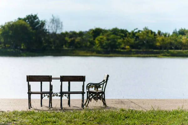 Dışardaki sandalyeler boş, insanların parkta oturmasını bekliyorlar, emekliler için uygun..