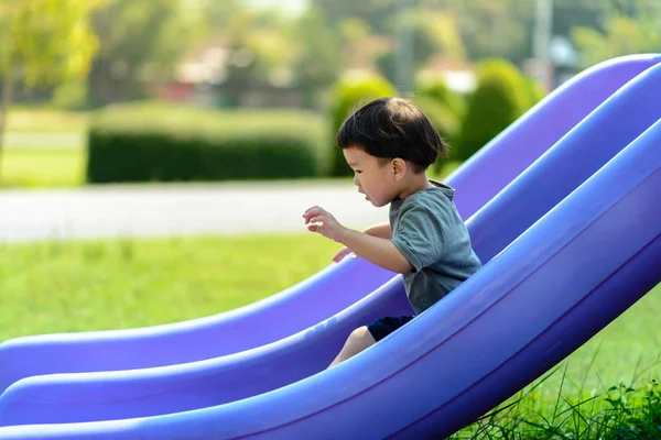 Menino Asiático Está Jogando Slider Playground Atividades Para Construir Uma — Fotografia de Stock