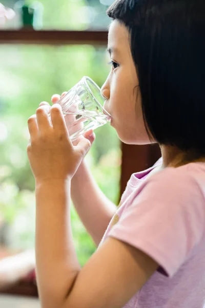 küçük Asyalı kız içme suyu. 