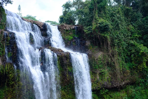 Tad Yuang Şelalesi 'nin yakın görüntüsü Champasak, Güney Laos' taki güzel şelale..