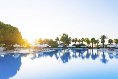 Açık mavi su ile havuz başında güzel gündoğumu