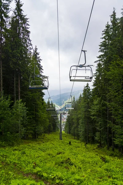 Lyžařské Lanovky Horách Deštivé Letní Lesem Úžasné Skvělé Hora Bukovel — Stock fotografie