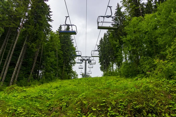 Teleférico Esqui Nas Montanhas Chuvosas Verão Através Incrível Floresta Moutain — Fotografia de Stock