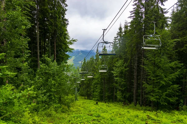 滑雪升降机在雨季的夏天 通过惊人的神话般的山森林在 Bukovel 乌克兰喀尔巴阡山 — 图库照片