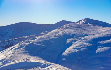 Muhteşem kış dağ manzara arka planda Ukrayna Karpatlar