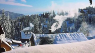 Sihirli kış kar ve ahşap evler ile bir dağ manzara manzara