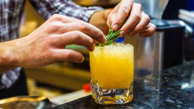 Mango kokteyl yapım süreci