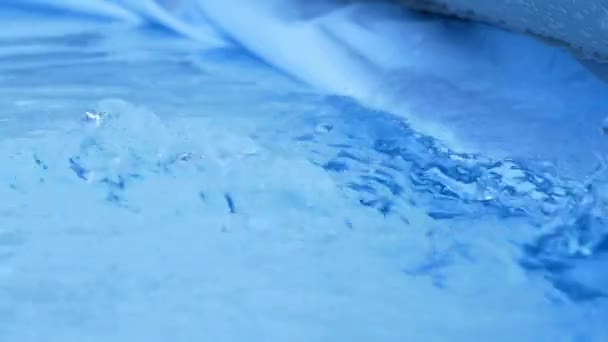 Tiefes Kristallklares Blaues Eiswasser Aus Nächster Nähe — Stockvideo