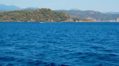 Güzel deniz maliyeti. Yüzen bir yatın manzarası. Fethiye, Türkiye