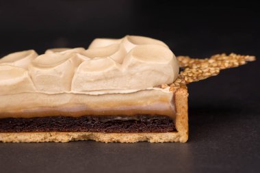 Krem ve gevrek dekorasyonu ile masada tart tatlı yakın çekim