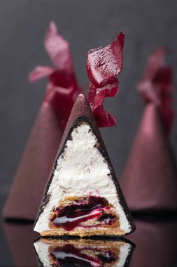 Yakın çekim koni krem marmelat dekorasyon tablo doldurma ile şekerler