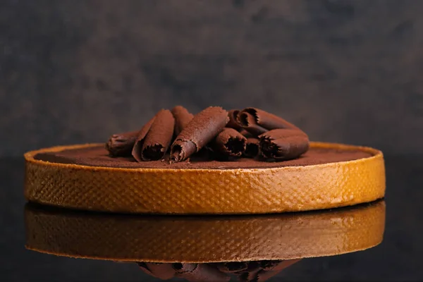 Çikolatalı tart kek yansıması ile masada