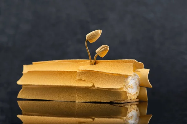Sarı pasta tatlı dekorasyonu ile masada