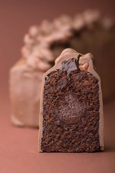 Крупный План Шоколадного Десерта Столе Сливками Какао — стоковое фото