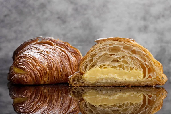 Close Van Gebakken Croissants Met Crème Vulling Tafel Met Reflectie — Stockfoto