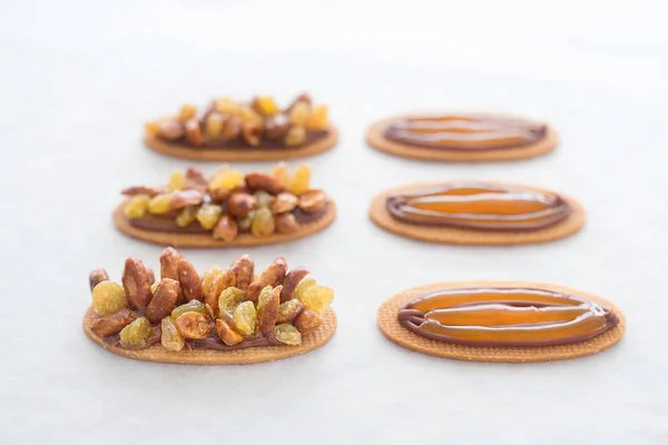 Tartas Con Caramelo Nueces Pasas Mesa — Foto de Stock