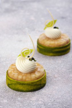 Meyve doldurma ve krem dekorasyon ile taze yeşil hamur işleri