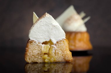 Meyve doldurma ve krem dekorasyon ile taze hamur işleri