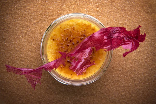 Geleneksel creme brulee tatlısı kavanoza dekorasyon