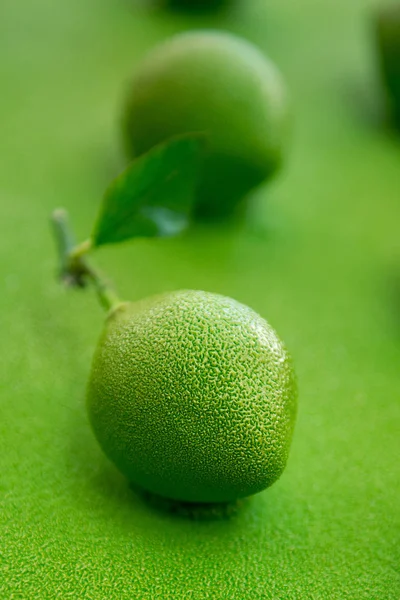 Yakın çekim yaprak ile mini limon meyve şeklinde şeker pasta dekorasyon