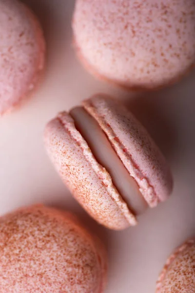 Beyaz Arka Plan Üzerinde Pastel Pembe Fransız Macarons Close — Stok fotoğraf