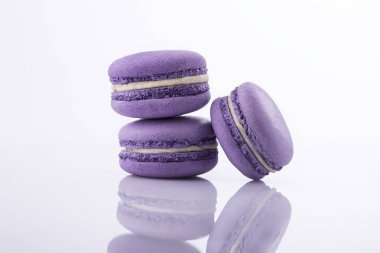 yansıma beyaz zemin üzerine menekşe macaroons