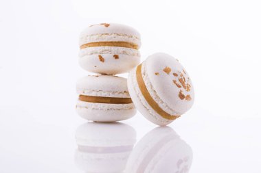 yansıması ile beyaz arka plan üzerinde beyaz macaroons