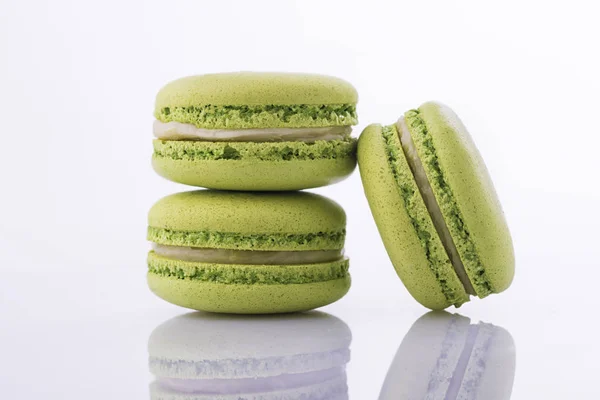 yansıma beyaz zemin üzerine yeşil macaroons