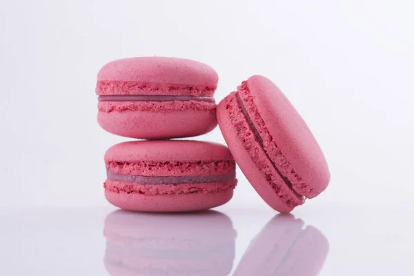 yansıması ile beyaz arka plan üzerinde pembe macaroons