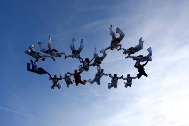 skydivers gökyüzünde.