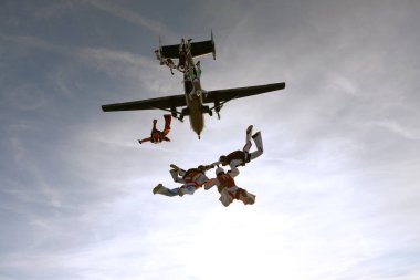 Skydivers uçaktan atlama vardır.