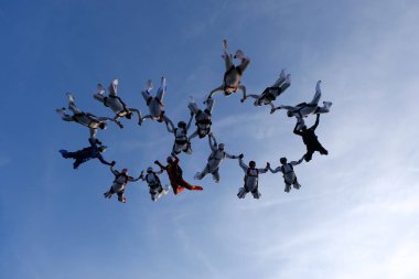 Skydivers bir oluşum gökyüzünde yapmış.