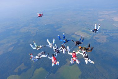 Gökyüzünde bir skydiving oluşumdur.