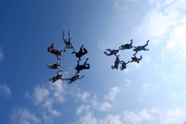Gökyüzünde bir skydiving oluşumdur.