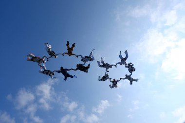 Gökyüzünde bir skydiving oluşumdur.