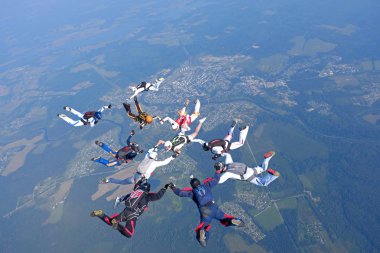 Gökyüzünde bir skydiving oluşumdur.