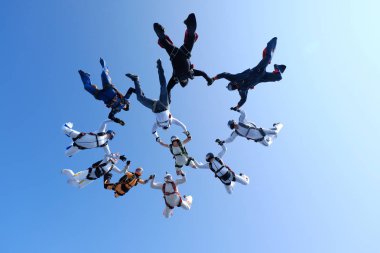 Gökyüzünde bir skydiving oluşumdur.
