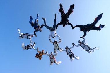 Gökyüzünde bir skydiving oluşumdur.