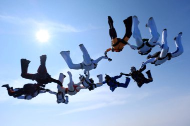 Gökyüzünde bir skydiving oluşumdur.